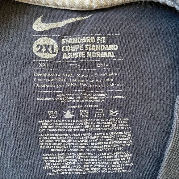 2000s Nike graphic tee shirt - navy blue with gradient logo - Picture 3 of 6